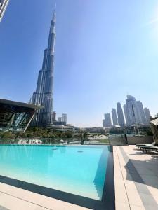 Luxury 1BR 5min to Dubai Mall Burj Khalifa View from pool