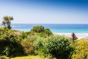 Whitebreakers Beach Cottage Sea-views Garden