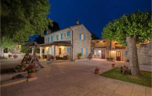 Nice Home In Tinjan With Jacuzzi 