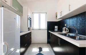 1 Bedroom Amazing Apartment In Pag 