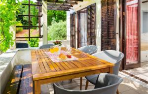 Nice Home In Cres With Wifi 