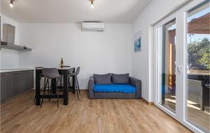 Nice Apartment In Turanj With Kitchen 