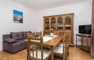 2 Bedroom Awesome Apartment In Pag 