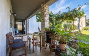 2 Bedroom Cozy Apartment In Umag