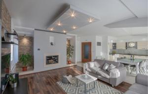 Beautiful Home In Gornji Vinjani