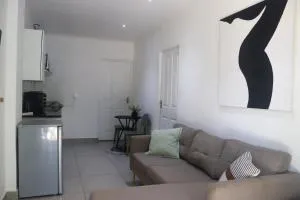 Angazi Guesthouse Unit 3 - Modern 2 Bedroom Apartment with Pool - Elangeni