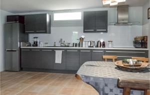 Maisons de vacances Amazing Home In Leognan With Sauna : photos des chambres