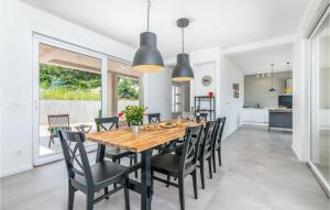 3 Bedroom Pet Friendly Home In Vrh 
