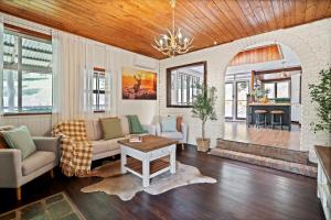 Bellbird Rise Off-Grid Cottage