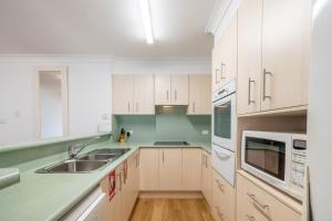 Skyline, 4,12 Thurlow Avenue - Unit with stunning views, air conditioning and Wi-Fi