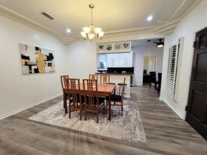 3 bedroom top story apartment near Pico blvd