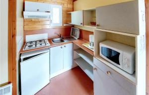Campings Awesome Stacaravan In Chef-Boutonne : photos des chambres