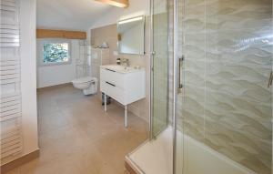 Maisons de vacances Lovely Home In Villes-Sur-Auzon : Maison de Vacances 3 Chambres 