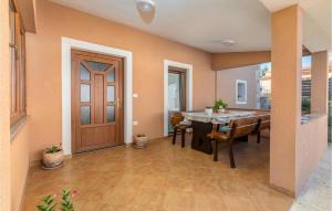 3 Bedroom Cozy Home In Svetvincenat 