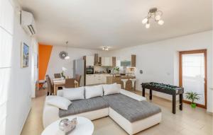 3 Bedroom Cozy Home In Svetvincenat 