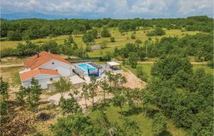 Three-Bedroom Holiday Home In Vinjani Gornji