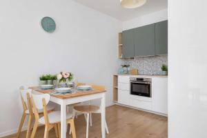 Modern Apartment with Parking near Tauron Arena Kraków by Noclegi Renters