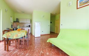 2 Bedroom Cozy Apartment In Ugljan 