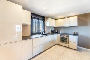 Stylish 4BD Apt with pool access & nearby beach