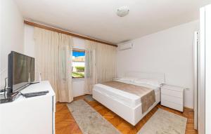 2 Bedroom Lovely Apartment In Trogir