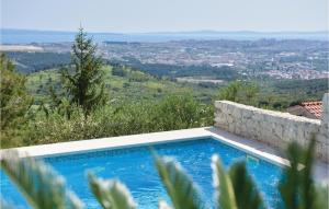 5 Bedroom Cozy Home In Klis 