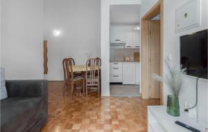 2 Bedroom Lovely Apartment In Jadranovo 