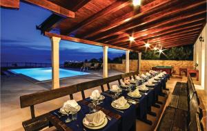 Eight-Bedroom Holiday Home In Podstrana