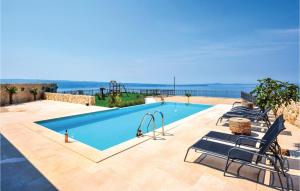 Eight-Bedroom Holiday Home In Podstrana