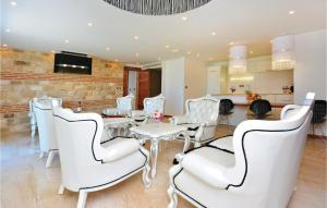 8 Bedroom Beautiful Home In Podstrana 