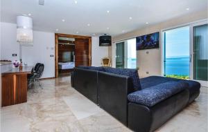 8 Bedroom Beautiful Home In Podstrana 