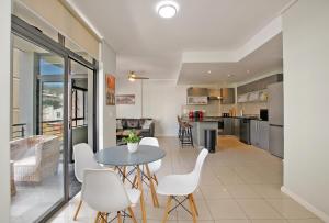 City Explorer - 2 bed with balcony