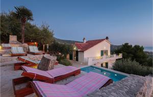 5 Bedroom Cozy Home In Klis 