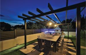 Eight-Bedroom Holiday Home In Kastel Novi