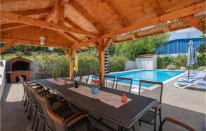 Gorgeous Home In Kamenmost With Jacuzzi 