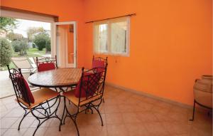 Maisons de vacances Cozy Home In Cabannes With Wifi : photos des chambres