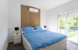 Cozy Home In Prkos With Jacuzzi