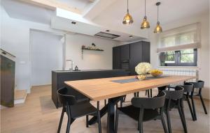 5 Bedroom Nice Home In Manjadvorci 