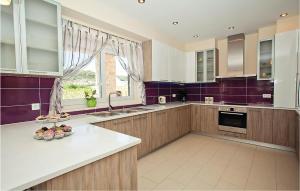 6 Bedroom Stunning Home In Lumbarda 