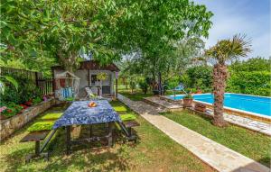 Amazing Home In Liznjan With Kitchen