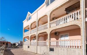 Gorgeous Apartment In Rtina With Wifi