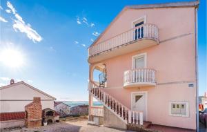 Gorgeous Apartment In Rtina With Wifi