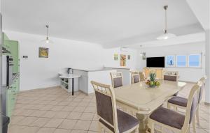 Beautiful Home In Makarska With Wifi 