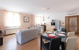 Beautiful Apartment In Hr-52215 Vodnjan