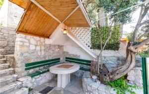 Gorgeous Apartment In Lokva Rogoznica With Wifi - 3hvězdičkové hotely ve městě Celina