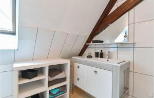 Appartements 2 Bedroom Lovely Apartment In Rouffach : photos des chambres