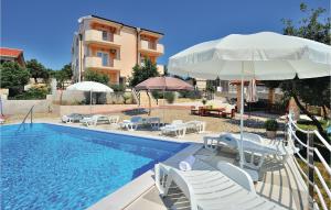 2 Bedroom Lovely Apartment In Posedarje 