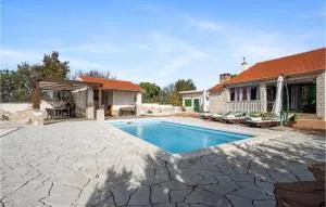 Stunning Home In Drinovci With Sauna - Širitovci