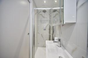 The Falcons NestEnsuite Self Check In And Out Luton Airport