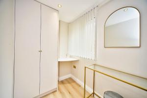 The Falcons NestEnsuite Self Check In And Out Luton Airport