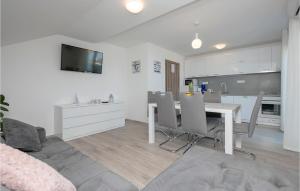 2 Bedroom Gorgeous Apartment In Podaca 